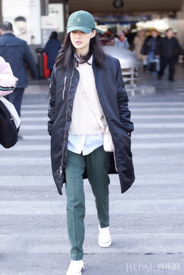 李沁的机场穿搭一向随性,全靠颜值在撑着!