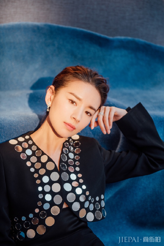 董洁长腿和小蛮腰暴露功底，衣品直线上升