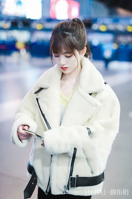 鞠婧炜短绒夹克+球鞋倒不错,柔美娇小