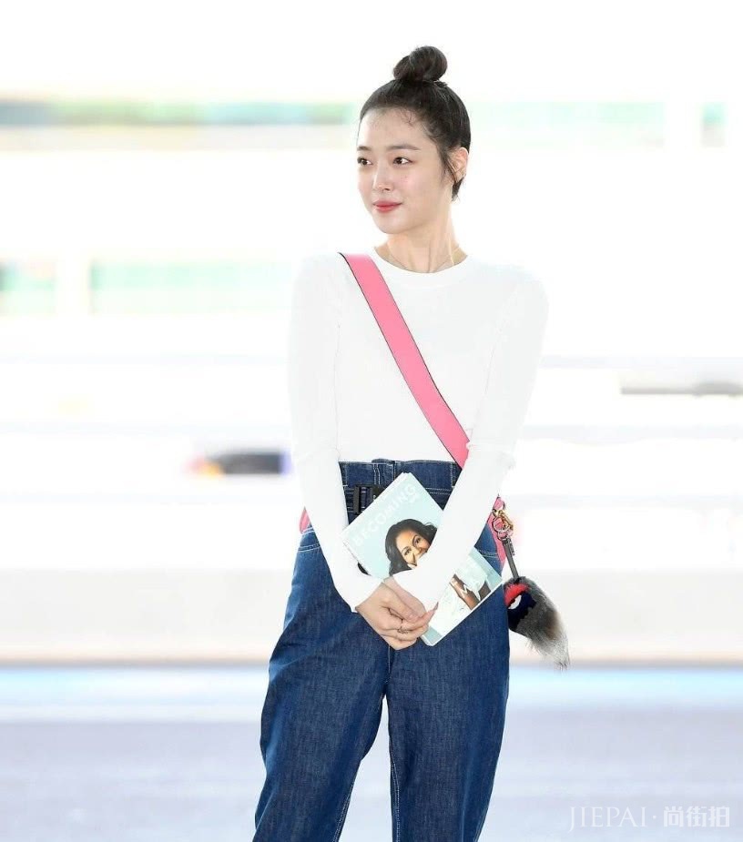 崔雪莉丸子头搭配粉色包甜美又可爱，“装”成小仙女