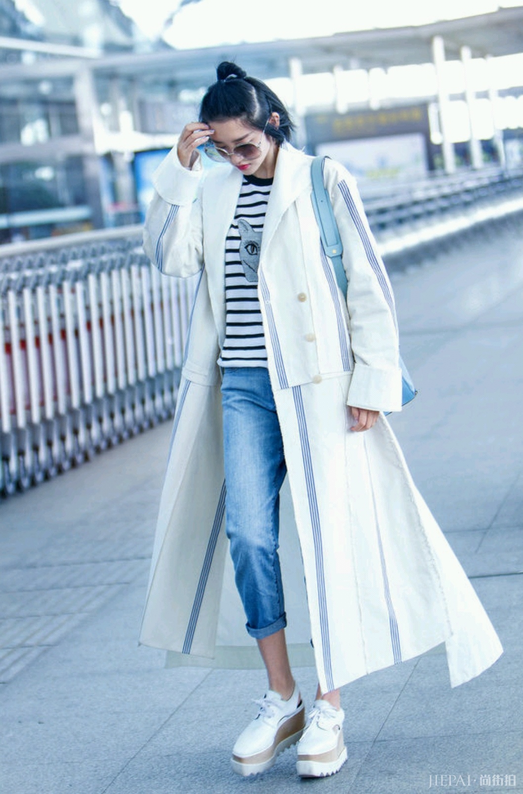 唐艺昕高调现身机场，穿白外套配百褶裙，太惊艳了！