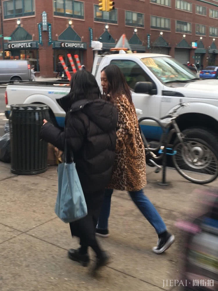 蔡依林嫌豹纹大衣不够个性,还要小露香肩