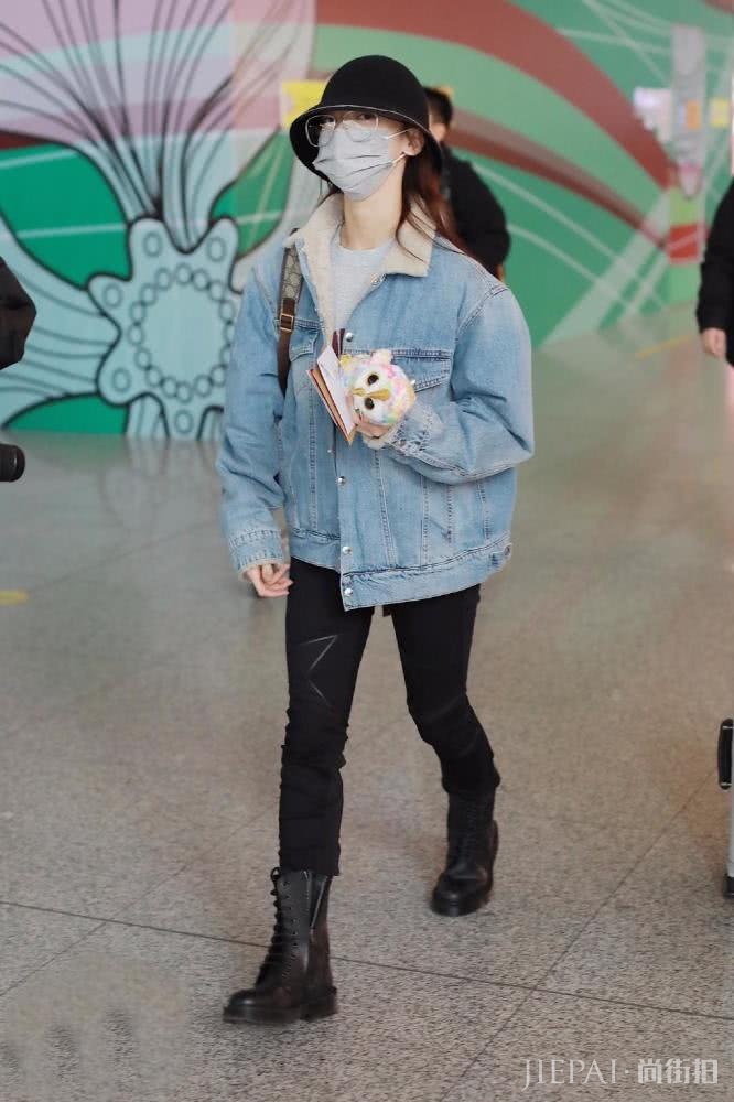 吴谨言背1万1的双肩包,少女感十足