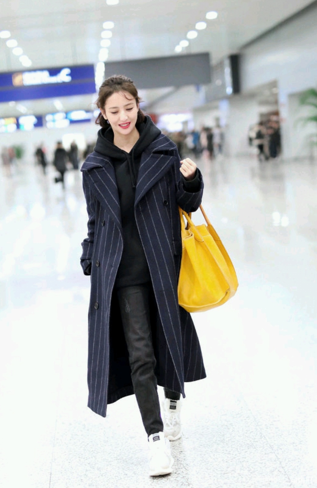 佟丽娅穿无领大衣配牛仔裤让人眼前一亮