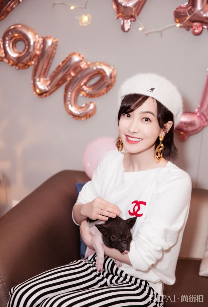 宋茜1万5的针织衫配条纹长裤,舒适清新