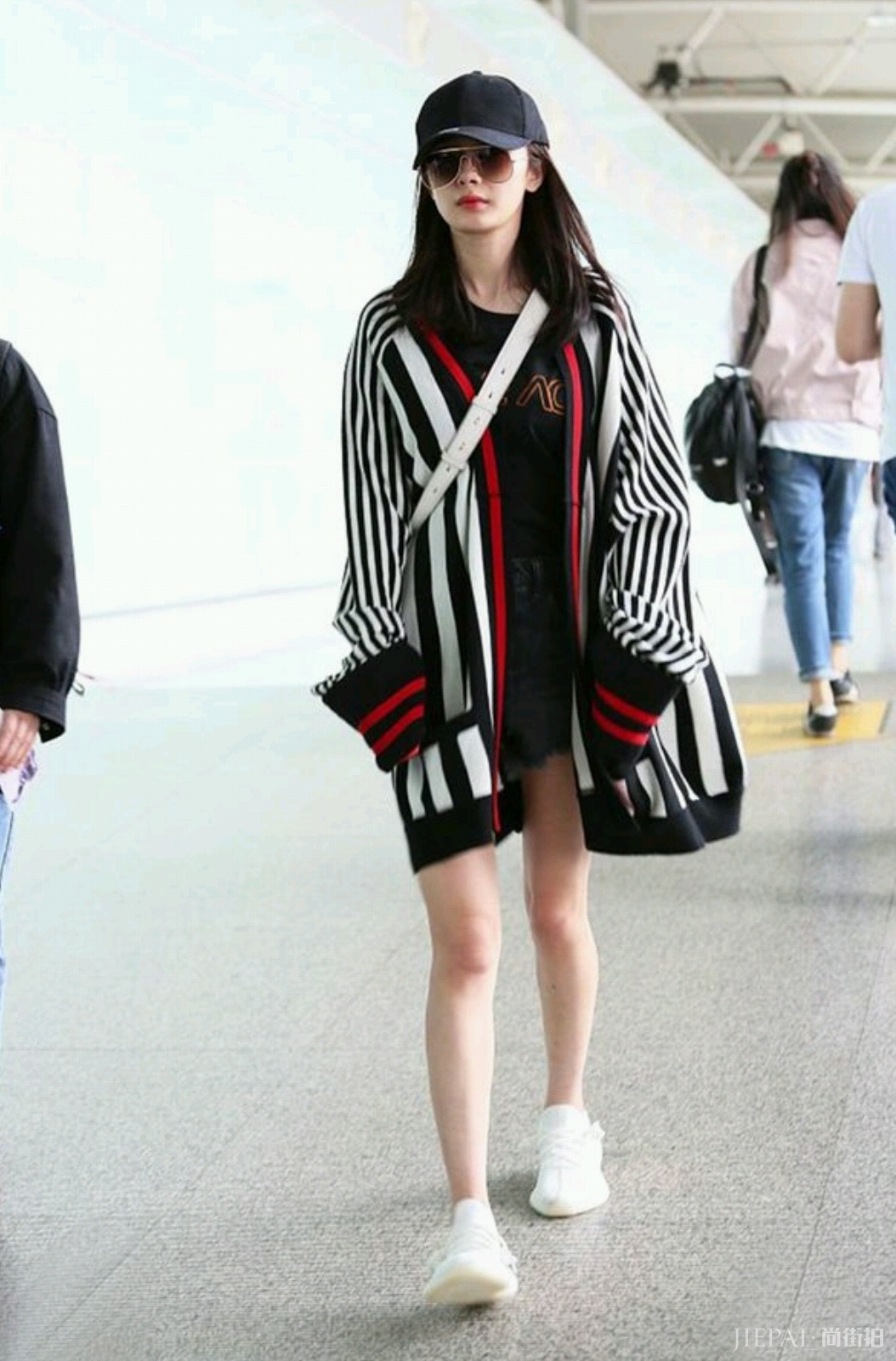 杨幂穿牛仔造型潇洒帅气，越来越时髦