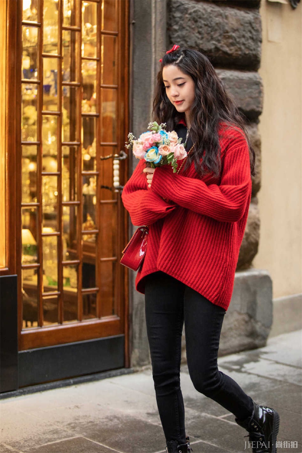 欧阳娜娜一件红毛衣穿出两种韵味，少女感也太足了吧