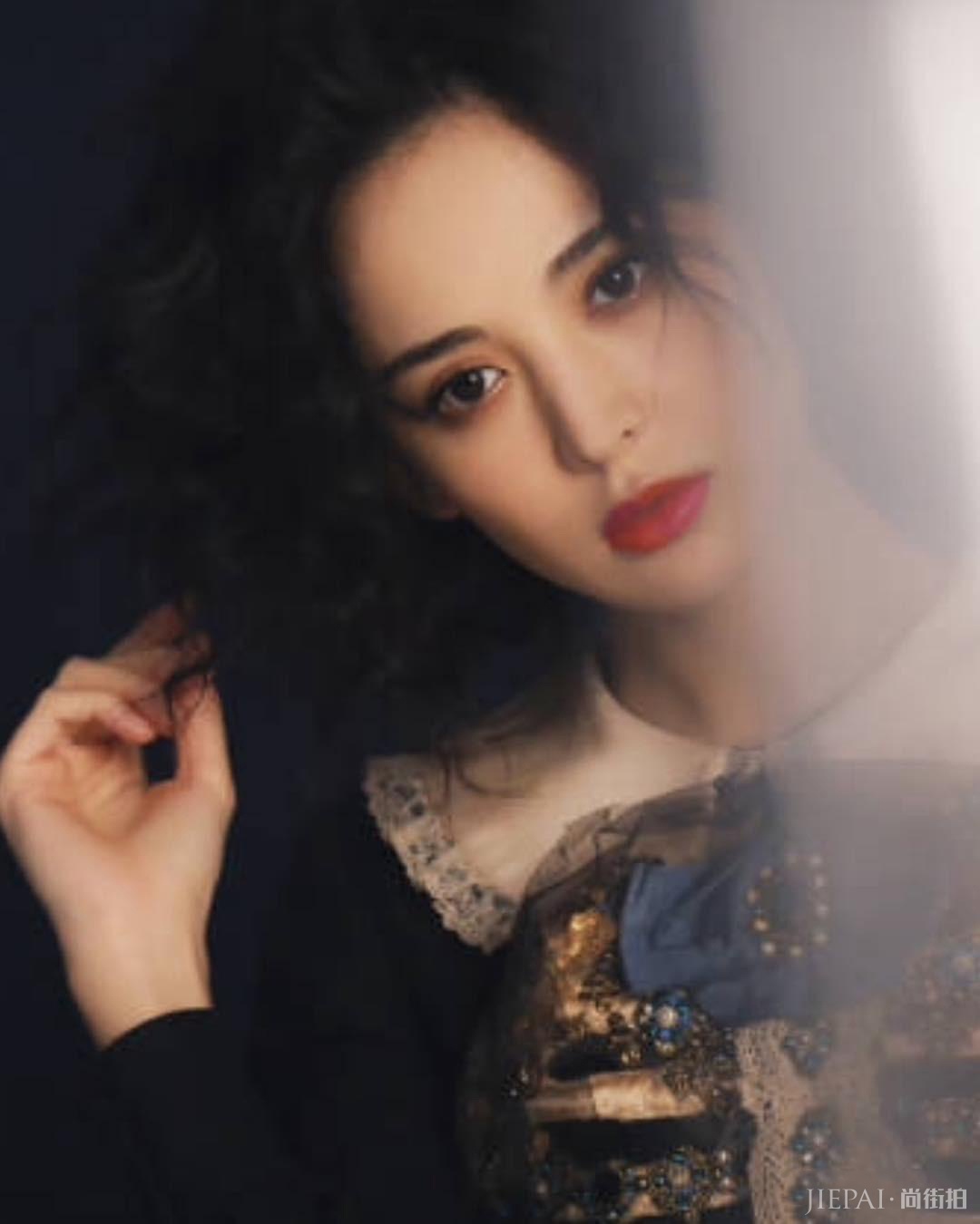 古力娜扎美目流盼演绎中世纪高级感