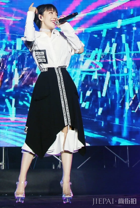 吴莫愁直接把过膝长靴当裤子穿