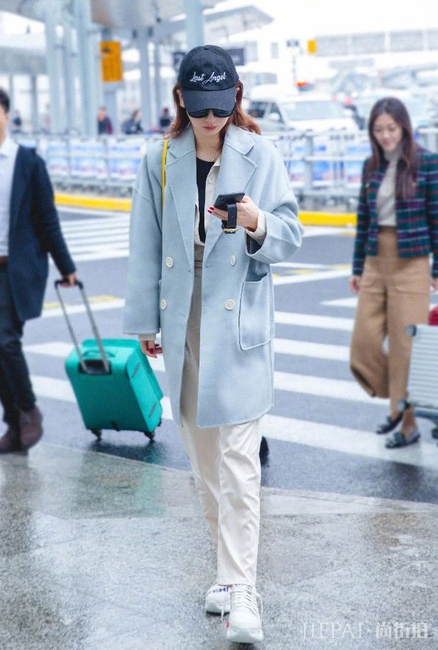 戚薇“倒V裙”搭小白靴,美得让人羡慕!