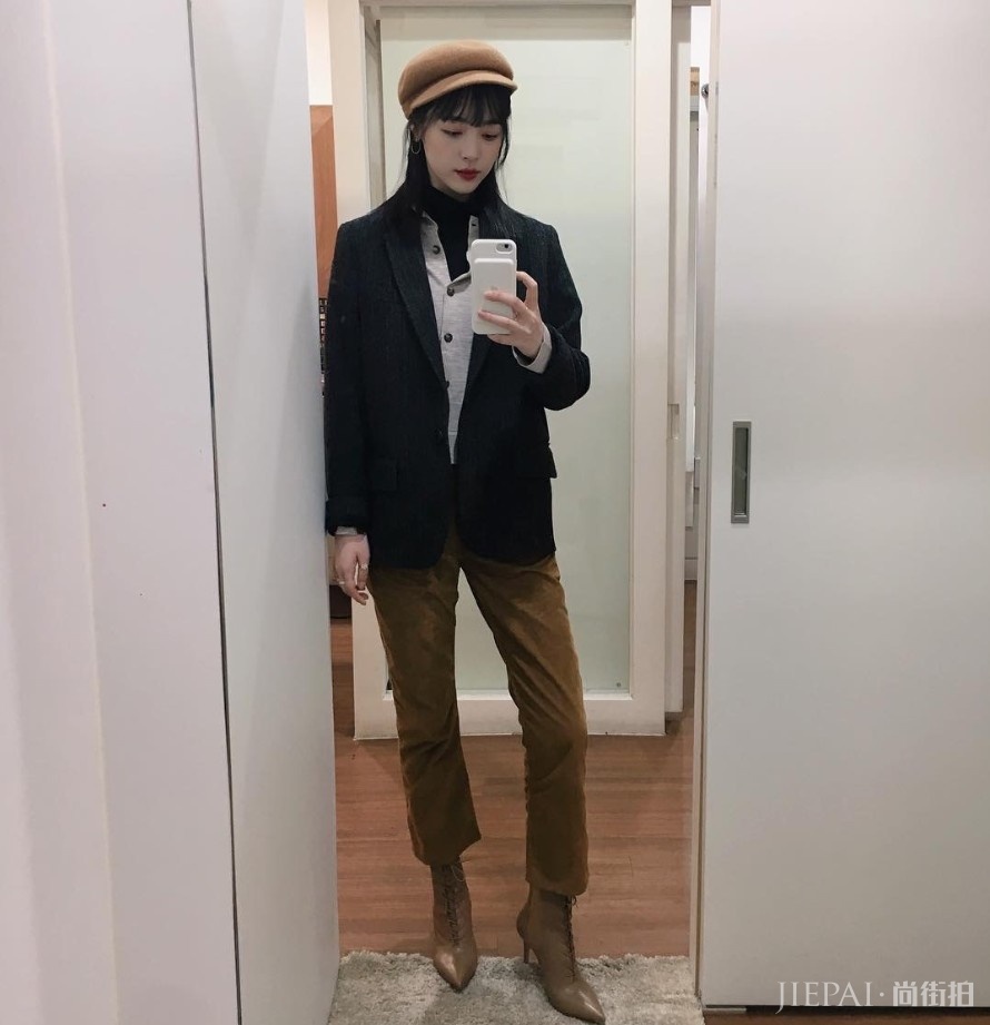 崔雪莉丸子头搭配粉色包甜美又可爱，“装”成小仙女