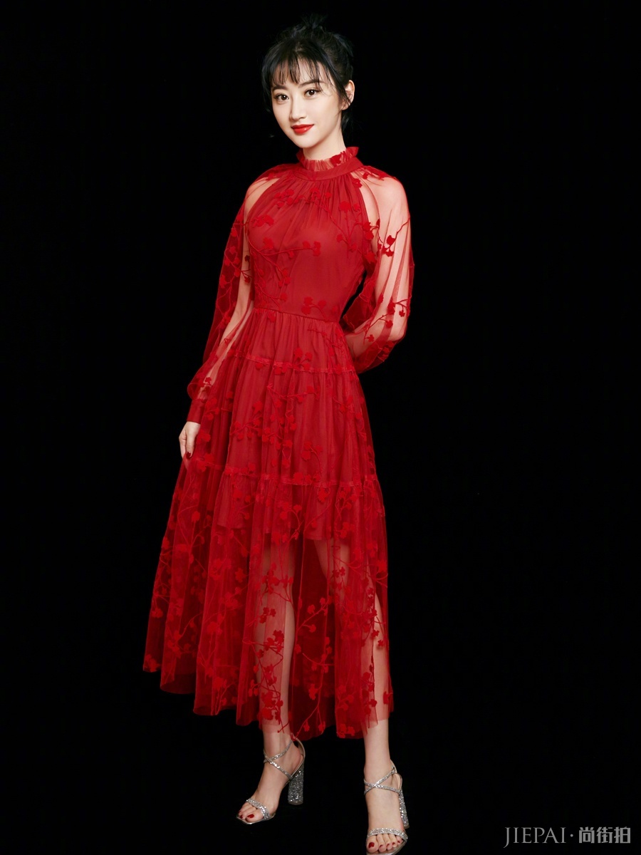 景甜大地色套装帅气又迷人，时装周头排看秀！