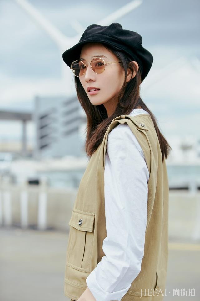 张钧甯贝雷帽搭工装，简单率性，时髦有型！