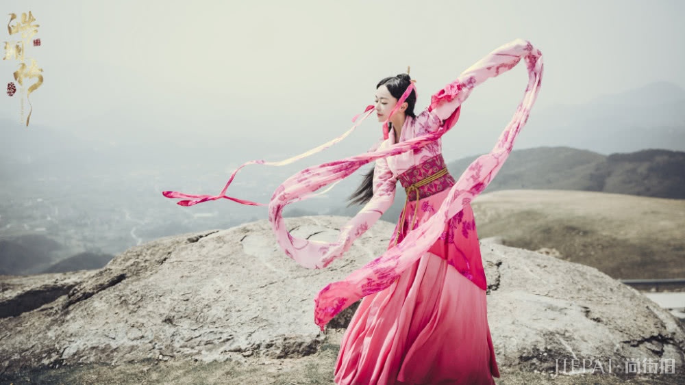 吴谨言背1万1的双肩包,少女感十足