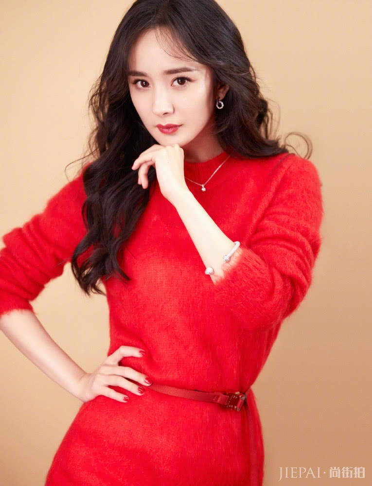 杨幂新造型用卷发搭配西服和半身裙，减龄