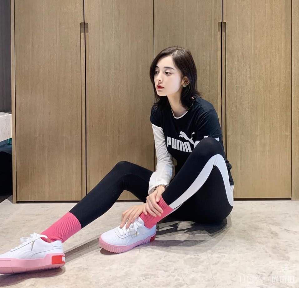 古力娜扎长裤外面缝了一条束脚带,越奇葩越时尚吗?