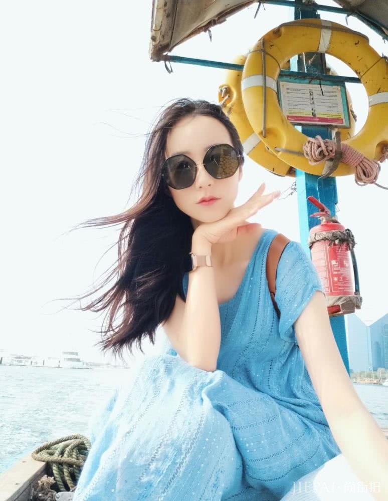 韩雪身穿蓝色宽松连衣裙，戴墨镜美的太有气质了！