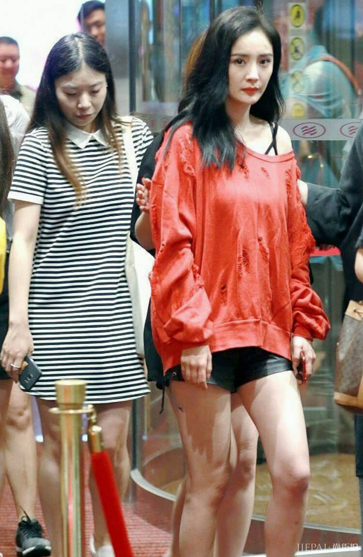 杨幂穿牛仔造型潇洒帅气，越来越时髦