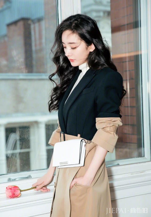 杨幂将男士大衣当裙穿，散发无尽魅力