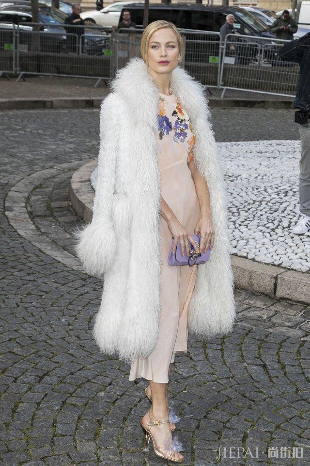 跟超模卡洛琳莫菲学知性有品味穿搭