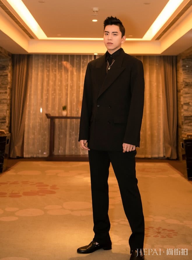 王大陆西装搭配透纱衬衫亮相,简直帅到不敢认!