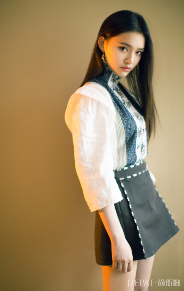 林允自带“灯牌”的皮裙，为自己打call？