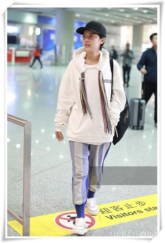 赵今麦中性穿搭难掩姣好容颜，短发造型气质佳