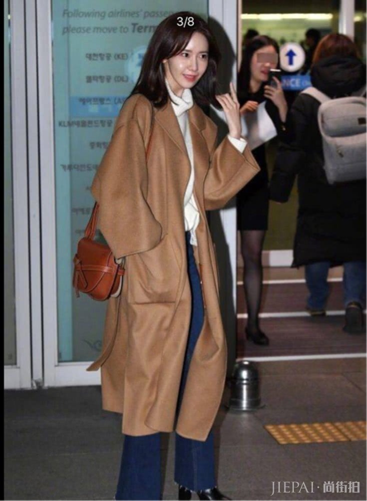 林允儿军绿风衣低调现身，红唇白肤漂亮迷人