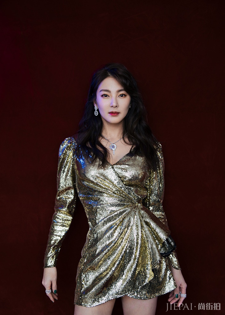 格纹西装金属色,“猫系”张雨绮的“豹系”穿衣经