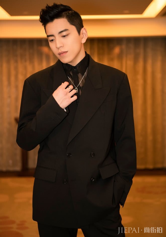 王大陆西装搭配透纱衬衫亮相,简直帅到不敢认!