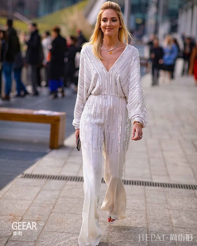 学米兰时装周潮人街拍，让你穿白色系衣服不单调