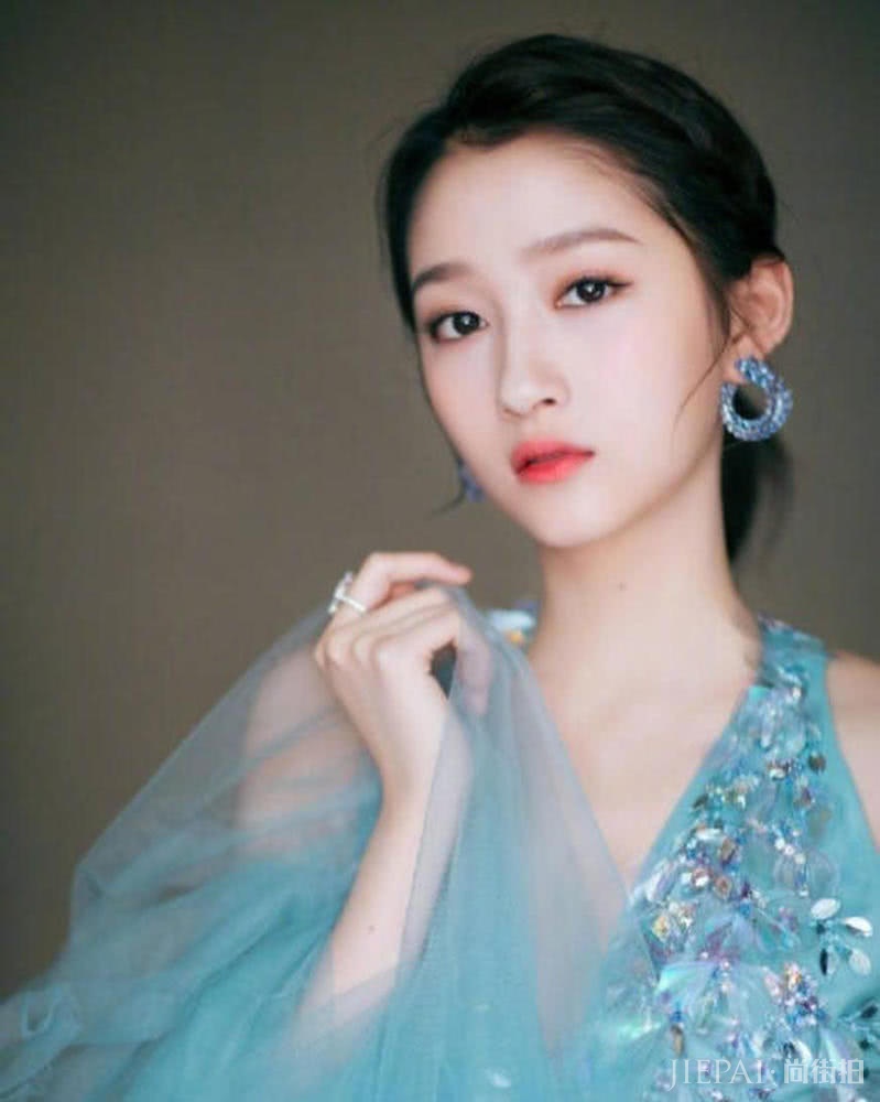 关晓彤穿搭天蓝色吊带露背裙仙气十足，越看越美了