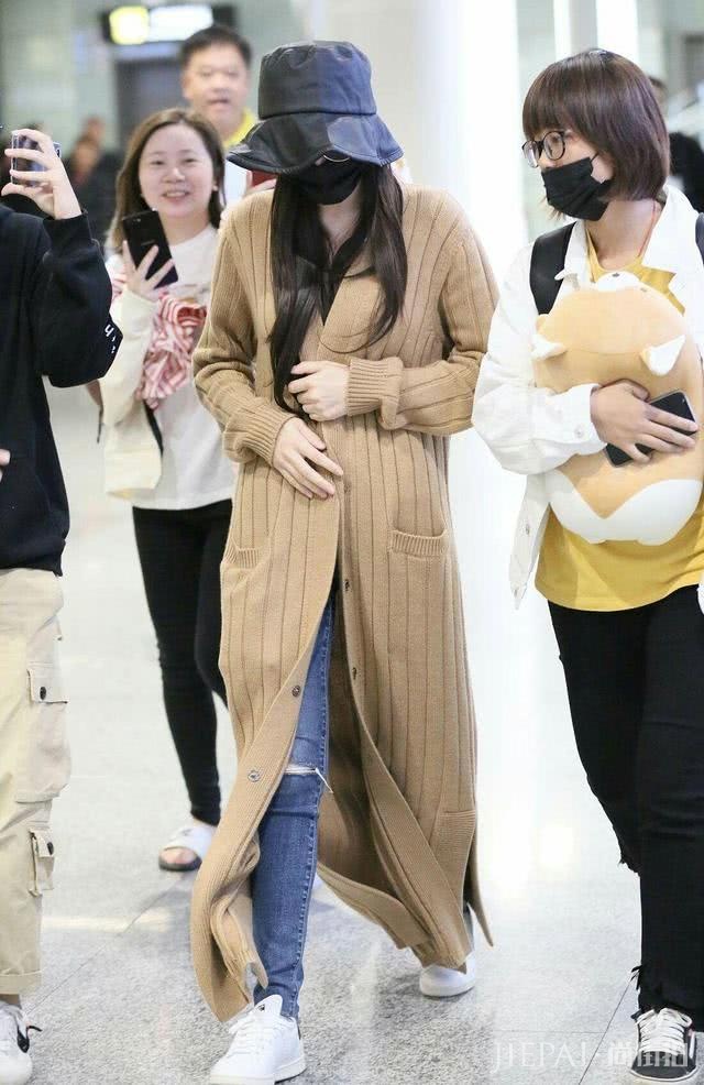 迪丽热巴数度拿冠,好身材和时尚穿搭加分满满