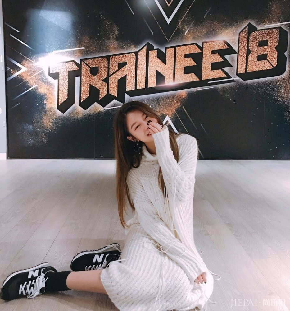 傅菁参加巴黎时装周，麻花辫搭配卡其色外套又帅又显气质