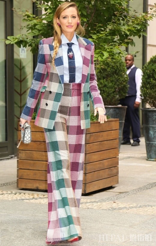 2019初春街拍，格纹西装外套轻松穿出英伦风