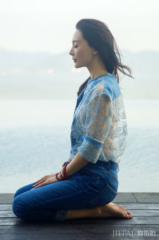 陈数透视衫+牛仔裤,轻松减龄可不止10岁