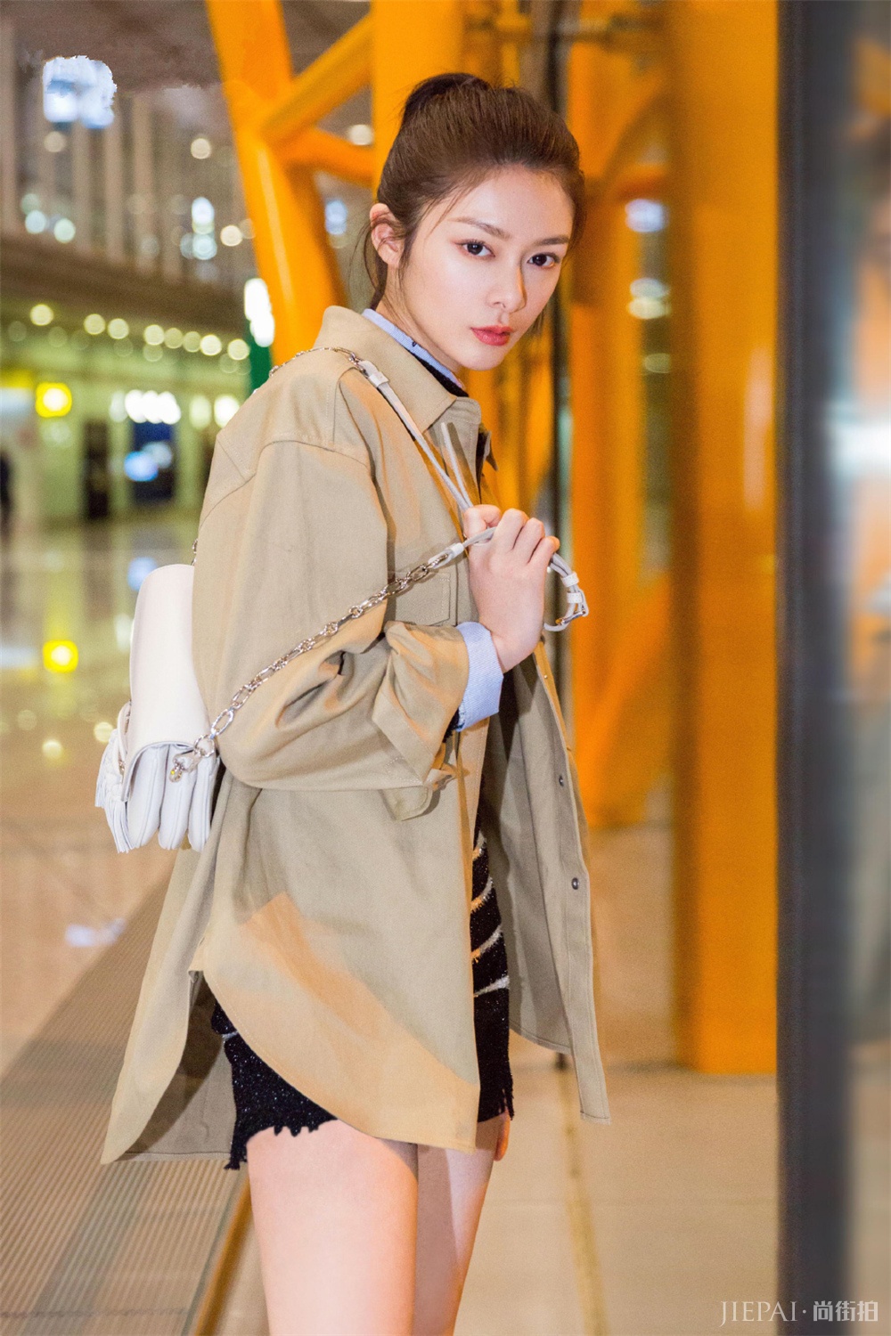 火箭少女傅菁走机场够时髦!