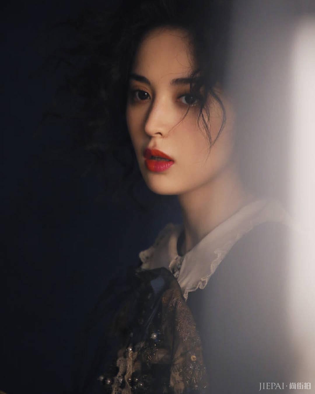 古力娜扎美目流盼演绎中世纪高级感