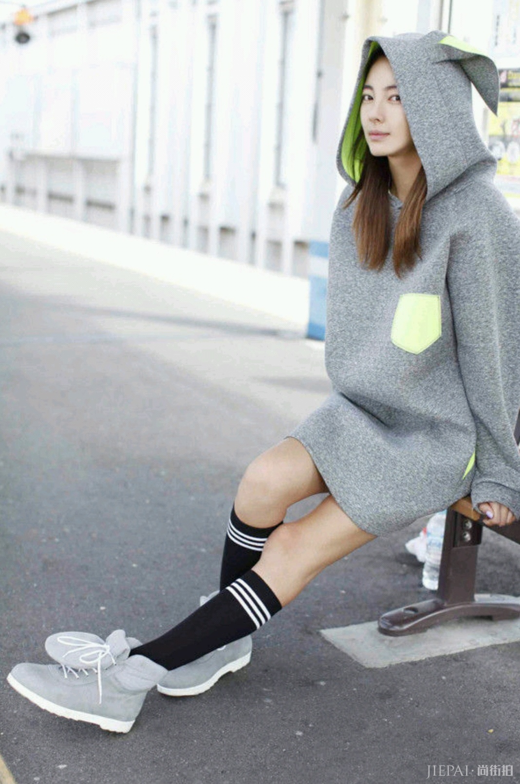 张雨绮穿长丝巾配阔腿裤现好身材，真的是太美了