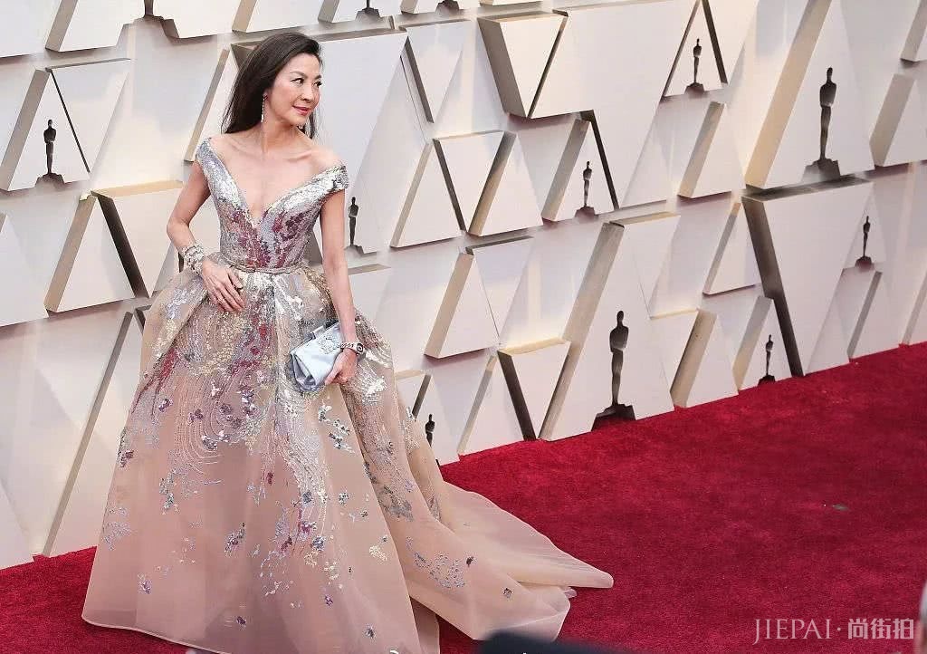 杨紫琼出席奥斯卡，身材却火辣到不行