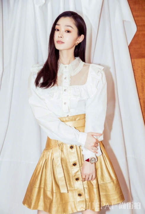 宋轶一身经典黑白造型秀美腰,回眸一笑更撩人