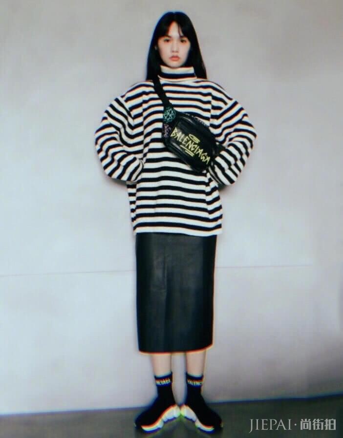 杨丞琳长款毛衣配皮裙,也太会穿了!