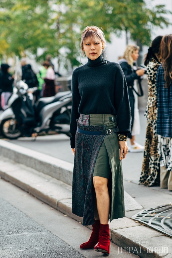 卡其色半身裙这样穿搭，淑女性感随意切换