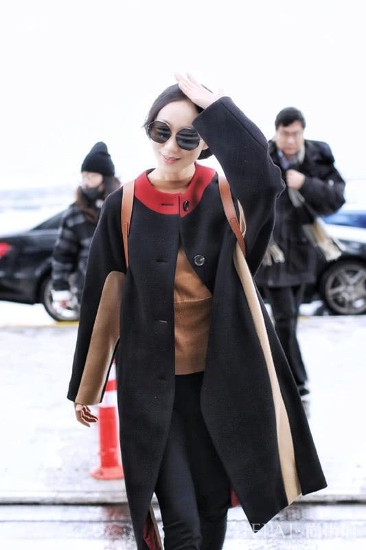 韩雪穿拼色大衣配驼色套头衫,高瘦女生这样穿显高级!