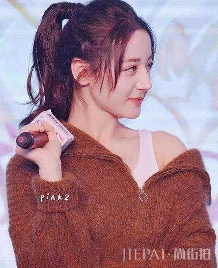 学习用头发绑马尾，提升时尚品味