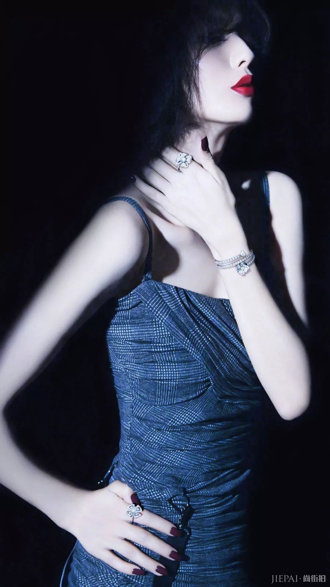 佟丽娅深v红唇太撩人,意外获封“冰美人”!