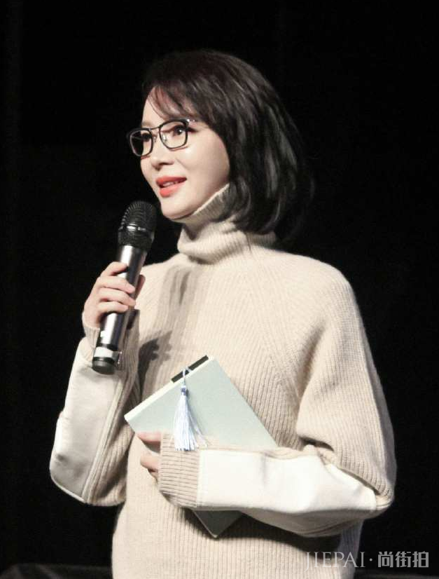 陈数剪了波波头，戴着黑色眼镜框，却意外凸显学者气质