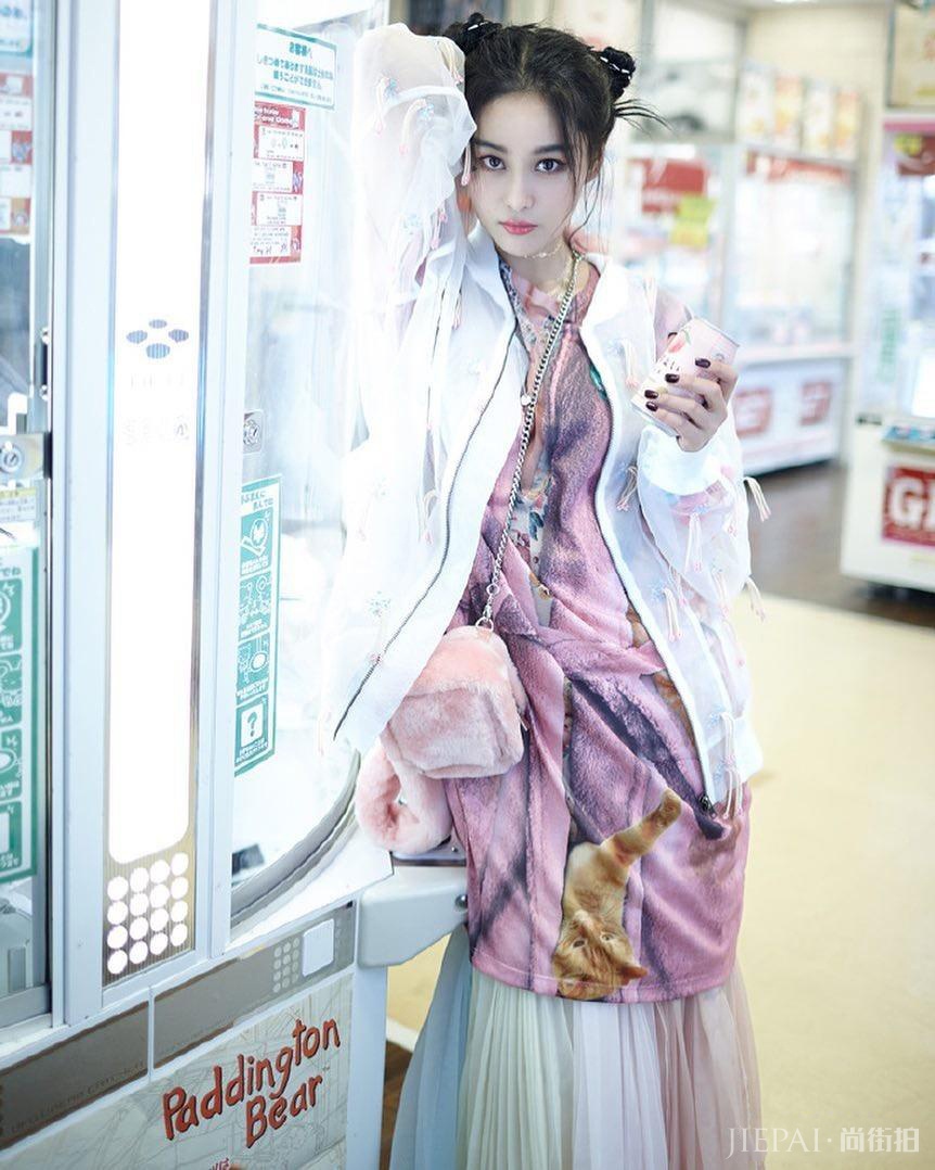 张馨予紫色T恤+百褶裙很少女，这次街拍有点皮！