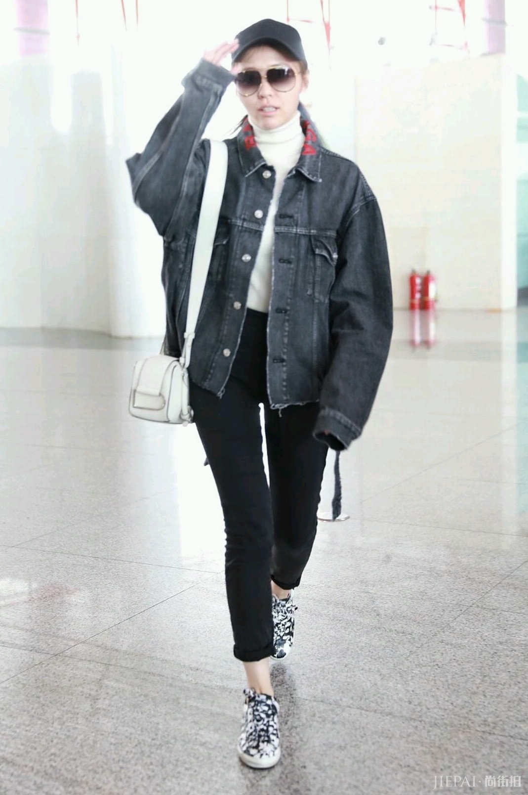 张靓颖的街拍造型太美了！