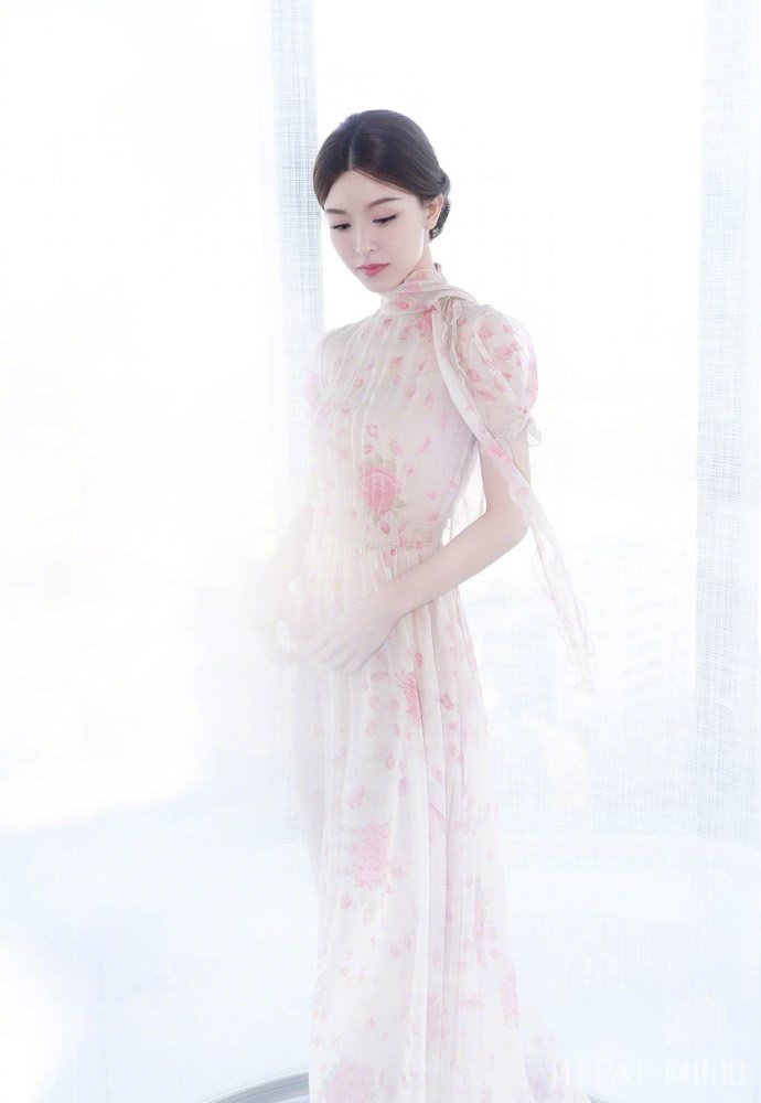 文咏珊绿色毛衣搭配荷叶边连衣裙嫩成少女